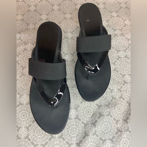 Stuart Weitzman~Black Patent Leather Thong Wedge Sandal~Matte Over Strap~Size 9 - Picture 3 of 16